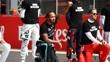 O piloto de Fórmula 1 Lewis Hamilton em protesto do "Black Lives Matter" durante competição - Getty Images