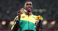 O atleta jamaicano Hansle Parchment com medalha de ouro no pódio - Getty Images