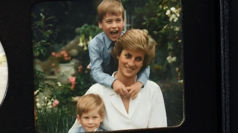 Imagem pessoal da princesa Diana com os filhos, Harry e William - Getty Images