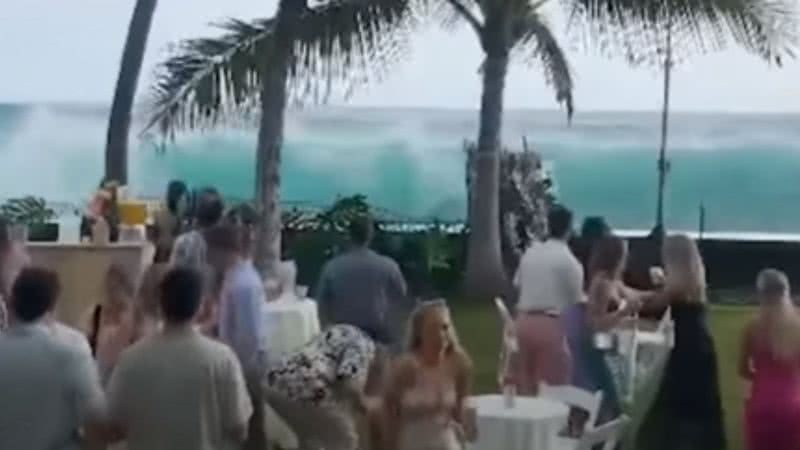 Convidados de casamento observam ondas gigantes na costa sul do Havaí - Divulgação/Youtube/Guardian News