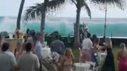 Convidados de casamento observam ondas gigantes na costa sul do Havaí - Divulgação/Youtube/Guardian News