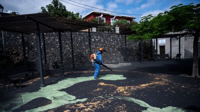 Homem limpando as ruas após erupção do Cumbre Vieja em outubro - Getty Images