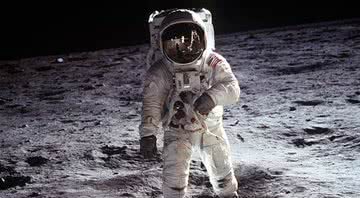 Fotografia de Buzz Aldrin na superfície lunar em 1969 - Domínio Público/ Creative Commons/ Wikimedia Commons