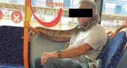 Homem com a cobra enrolada no pescoço dentro do ônibus - Divulgação/Twitter