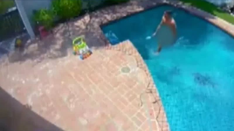 Paul nadando tranquilamente na piscina durante invasão - Divulgação / Vídeo / NBC