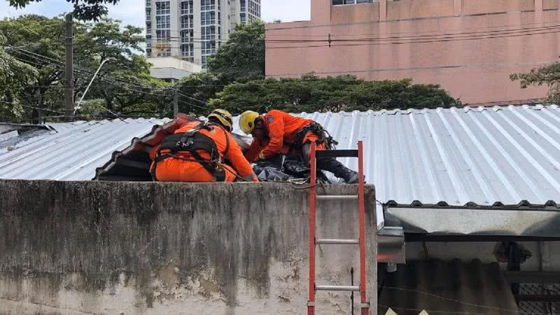 Bombeiros encontram corpo de suspeito de furto em telhado - Divulgação