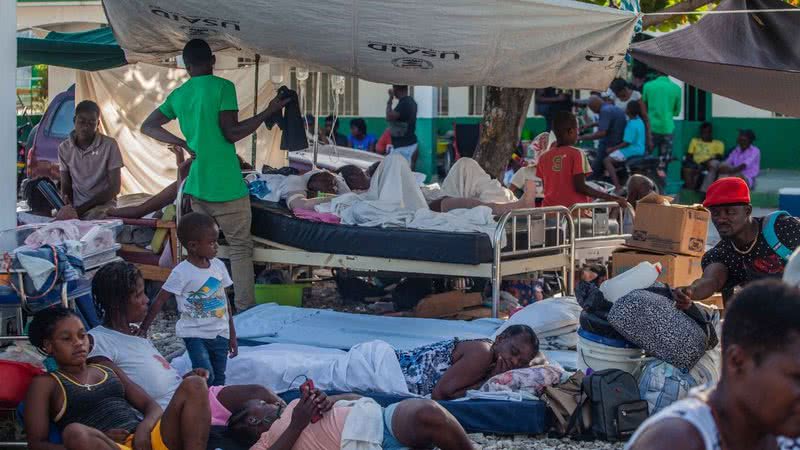 Imagem meramente ilustrativa de pacientes fora de um hospital no Haiti, em agosto deste ano após terremoto - Getty Images