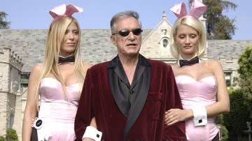 Hugh Hefner, empresário, fundador e editor-chefe da Playboy, entre duas 'coelhinhas' - Getty Images