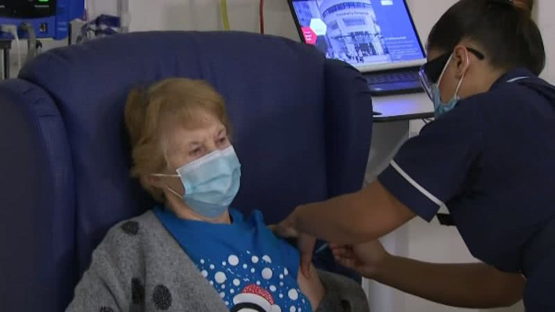 Senhora de 90 anos recebendo a vacina contra a Covid-19 - Divulgação/Youtube/ITV News/8.dez de 2020