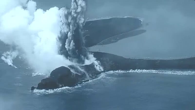 Imagem de nova erupção em ilha vulcânica japonesa - Reprodução/Vídeo/YouTube/@breitbartnews92