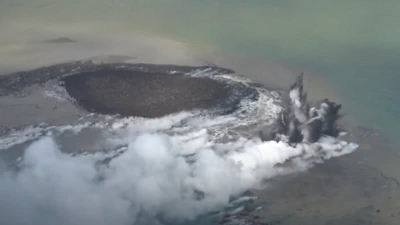 Imagens aéreas da nova ilha formada no Oceano Pacífico - Reprodução/Vídeo/YouTube/@guardiannews