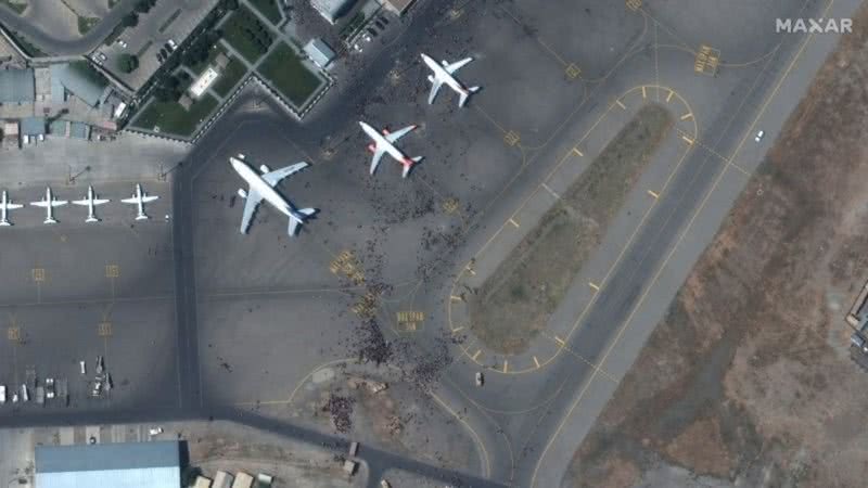 Multidão no aeroporto de Cabul vista do espaço - Imagem de satélite 2021/Maxar Technologies