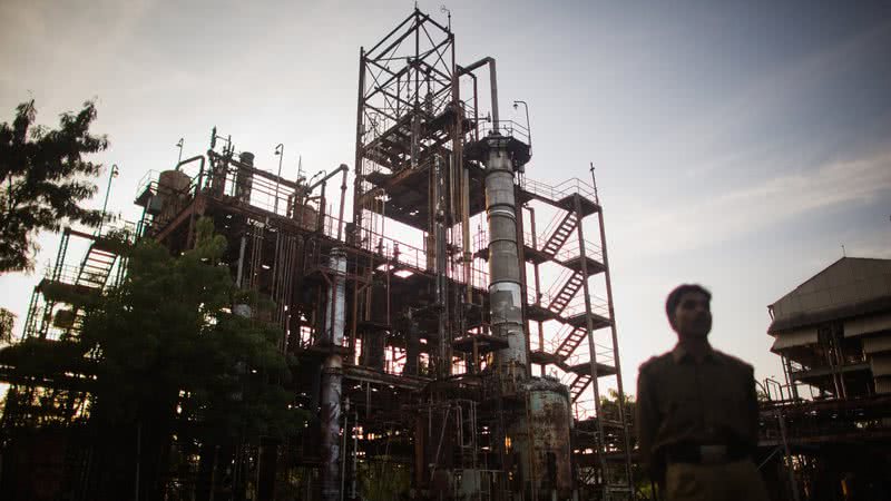 Morador em frente a fábrica de pesticidas abandonada da Union Carbide, em Bhopal, na Índia - Getty Images