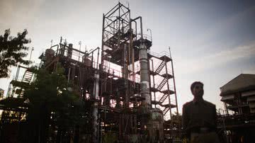 Morador em frente a fábrica de pesticidas abandonada da Union Carbide, em Bhopal, na Índia - Getty Images