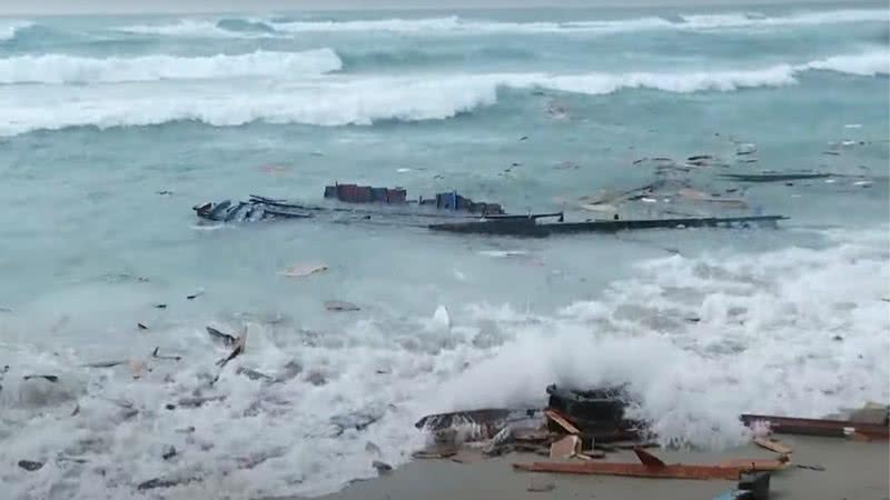 Imagem mostrando destroços do barco - Divulgação/ Vídeo/ BBC News