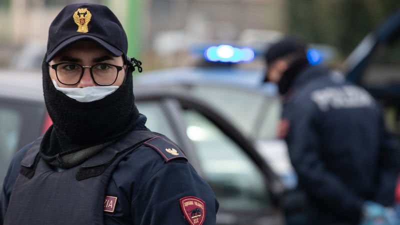 Policiais italianos usando máscaras faciais - Getty Images