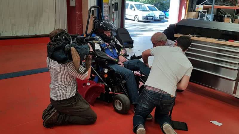 Preparação de treino de Jason sendo filmada por equipe de TV - Divulgação/Twitter/LiversidgeJason/28.09.2020