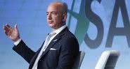 Jeff Bezos em conferência de satélites em 2017 - Getty Images