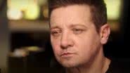 Jeremy Renner durante a entrevista - Reprodução/Vídeo/Youtube