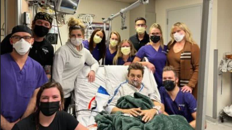 Fotografia de Jeremy Renner com sua equipe médica - Divulgação/ Instagram/ Arquivo Pessoal