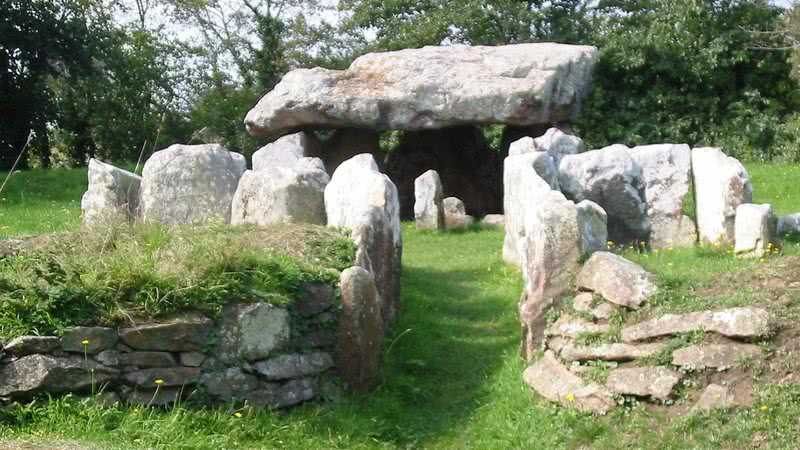 O sítio arqueológico de La Pouquelaye de Faldouet - Wikimedia Commons