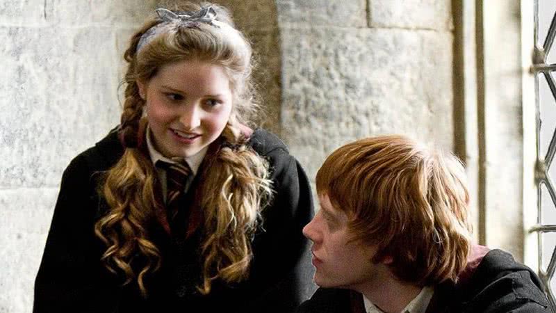 Jessie Cave ao lado de Rony (Rupert Grint) - Divulgação/ Warner Bros. Pictures