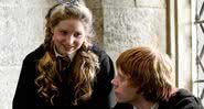 Jessie Cave ao lado de Rony (Rupert Grint) - Divulgação/ Warner Bros. Pictures