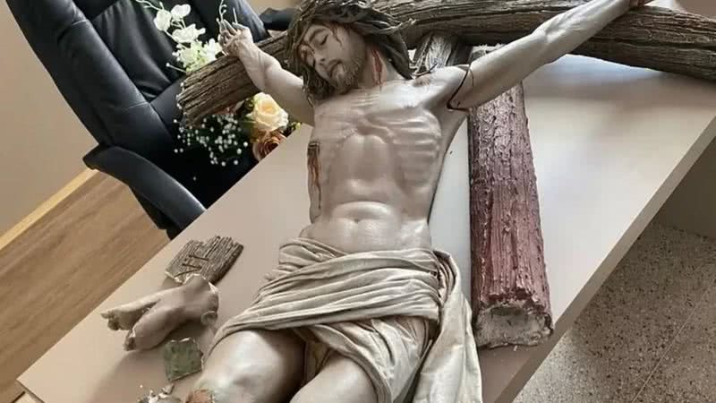 Estátua de Jesus Cristo crucificado quebrada na Paróquia Nossa Senhora das Graças - Divulgação/RepórterMT