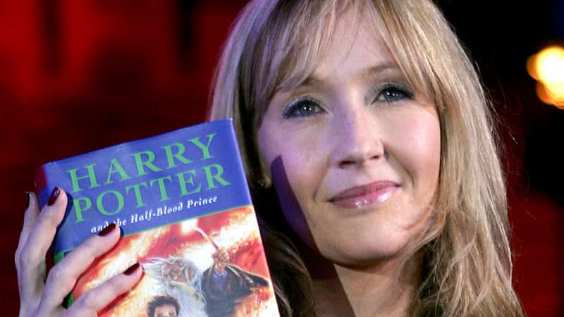 JK Rowling segurando um exemplar de 'Harry Potter' - Getty Images