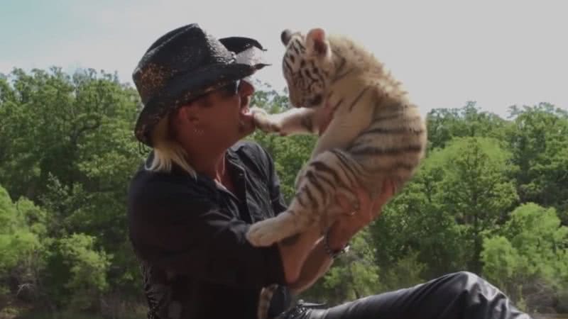 Joe Exotic brincando com um filhote de tigre - Divulgação/Youtube/Netflix