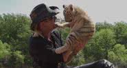 Joe Exotic brincando com um filhote de tigre - Divulgação/Youtube/Netflix