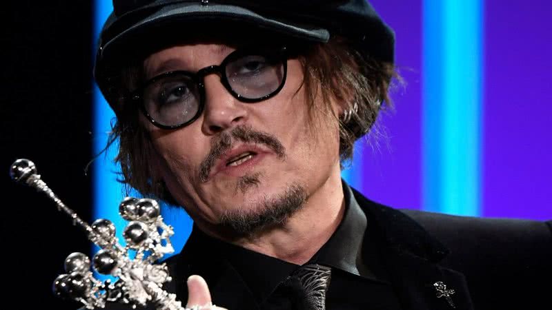 O ator Johnny Depp recebendo o prêmio honorário Donostia no Festival de Cinema de San Sebastian - Getty Images