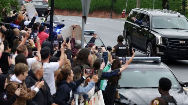 Johnny Depp cumprimenta fãs aglomerados na porta do tribunal do Condado de Fairfax, nos EUA - Getty Images