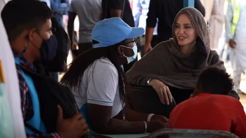 A atriz Angelina Jolie em visita ao campo de refugiados de Goudebou - Divulgação/YouTube/AFP