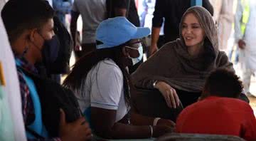 A atriz Angelina Jolie em visita ao campo de refugiados de Goudebou - Divulgação/YouTube/AFP