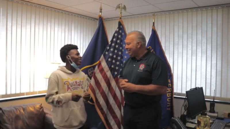 Justin Gavin sendo homenageado pelo departamento de polícia - Divulgação/Waterbury Police Department