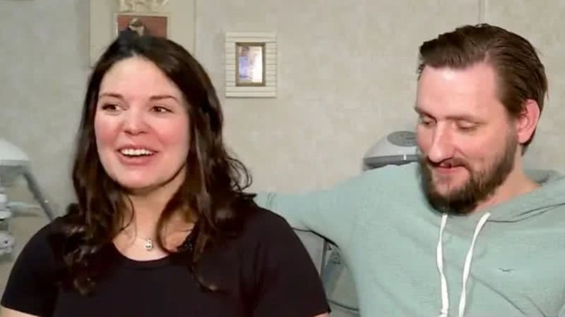 Kelsey Hatcher e seu marido durante entrevista televisiva - Divulgação/ Vídeo/ WTM 13