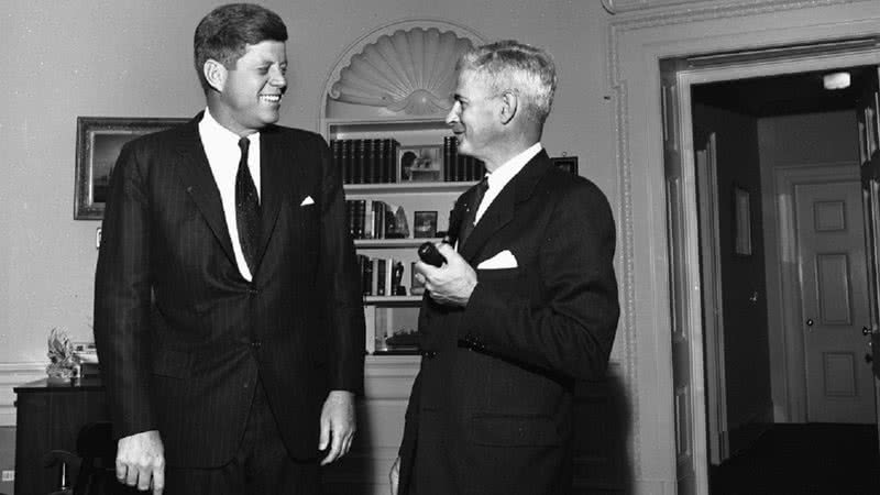 JFK em conversa com o embaixador Lincoln Gordon - JFK Library via Camilo Tavares/Nexo Filmes