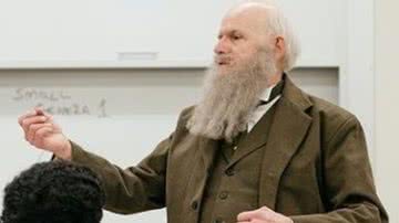 Kenneth Noll incorporando Charles Darwin durante uma aula na Universidade de Connecticut - Reprodução/UCONN University of Connecticut