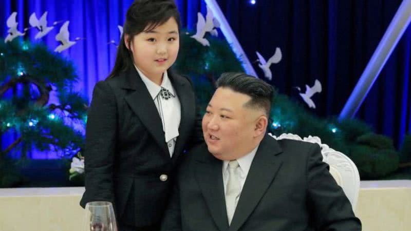 Fotografia de Kim Jong-un ao lado da filha, Kim Ju-ae - Reprodução/X/@AlexeiArora