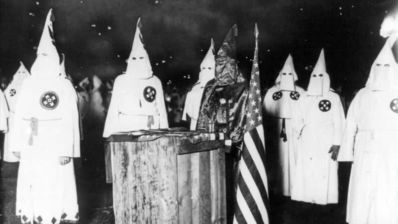 Uma reunião da KKK em Chicago, na década de 1920 - Wikimedia Commons