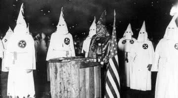 Uma reunião da KKK em Chicago, na década de 1920 - Wikimedia Commons