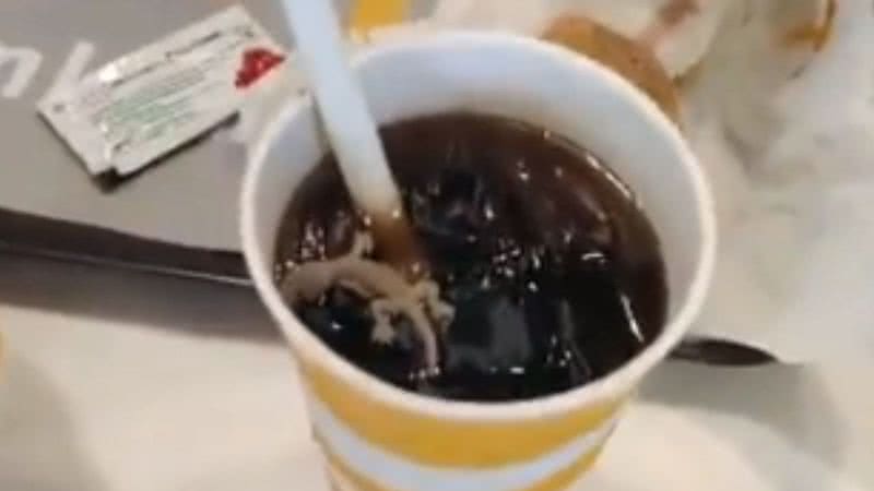 Lagartixa dentro de copo de refrigerante em McDonald's na Índia - Divulgação/Twitter/@Bhargav21001250