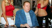 Larry Flynt acompanhado de duas modelos durante convenção erótica - Getty Images