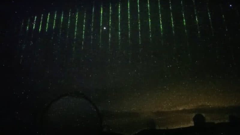 Imagem dos lasers captada pela câmera do telescópio - Reprodução/Twitter/SubaruTel_Eng