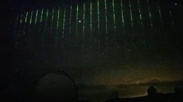 Imagem dos lasers captada pela câmera do telescópio - Reprodução/Twitter/SubaruTel_Eng