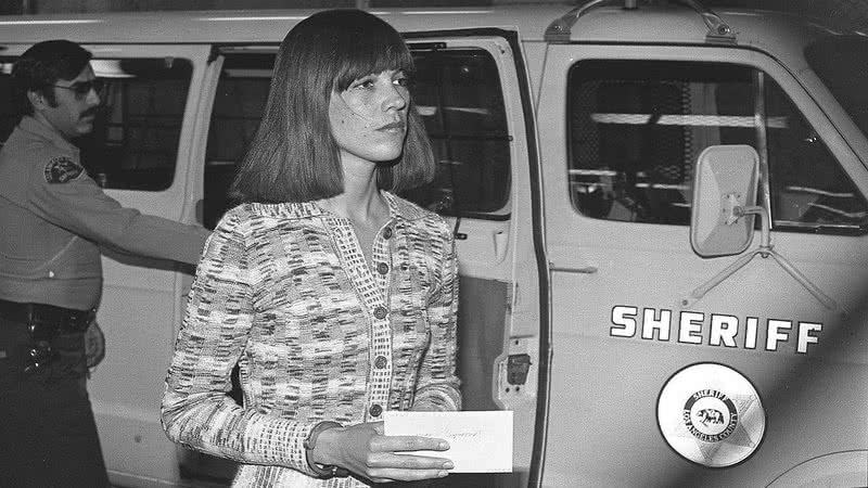 Leslie Van Houten chegando ao tribunal - Los Angeles Times Photographic Collection at the UCLA Library via Wikimedia Commons