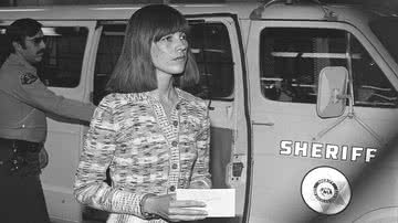 Leslie Van Houten chegando ao tribunal - Los Angeles Times Photographic Collection at the UCLA Library via Wikimedia Commons