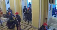 Imagem da brasileira invadindo o Capitólio - Divulgação/ Youtube/ Folha de S. Paulo