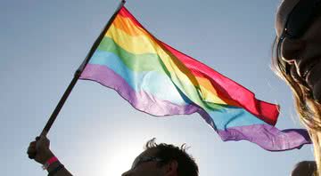 Imagem poética de bandeira LGBT sendo levantada - Getty Images